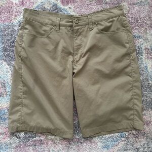 Under Armour Golf Shorts Khaki/Tan Loose Fit Stretch Size 34